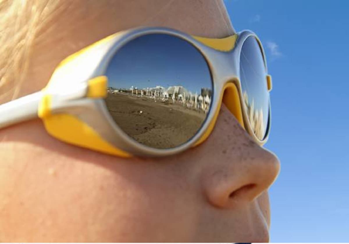 Gli occhiali da sole vanno indossati da marzo a settembre (anche nelle giornate nuvolose). I consigli degli esperti