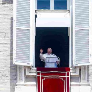 Papa Francesco, dalla sciatalgia alla cataratta fino all'intervento al colon: tutti i problemi di salute