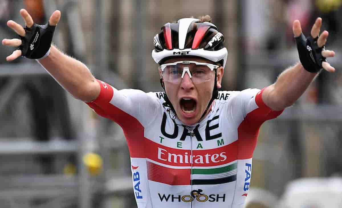Tour de France, vince ancora Pogacar sotto gli occhi di Macron: sui Pirenei ha messo tutti in fila