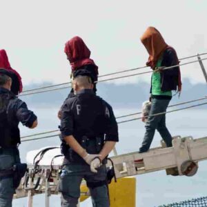 Hotspot Taranto: due poliziotti positivi dopo contatti con migranti, altri 10 in quarantena