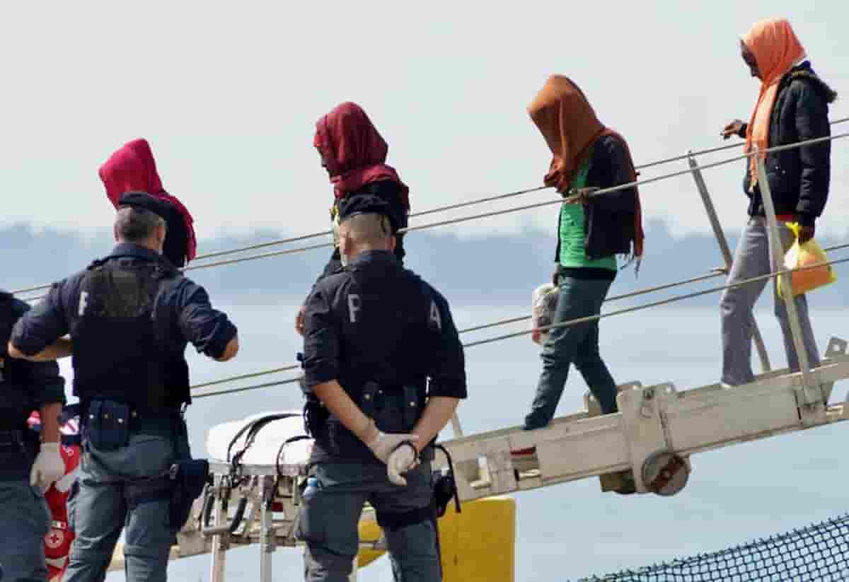 Hotspot Taranto: due poliziotti positivi dopo contatti con migranti, altri 10 in quarantena