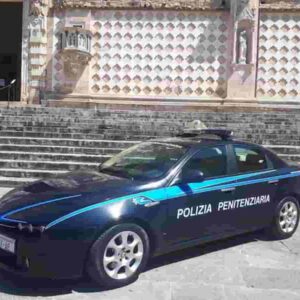 Carcere di Rebibbia (Roma): bombe molotov contro le auto di due agenti penitenziari