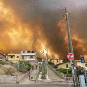 Incendio Oristano: fiamme assediano Porto Alabe, 1500 sfollati, oltre 20mila ettari in fumo