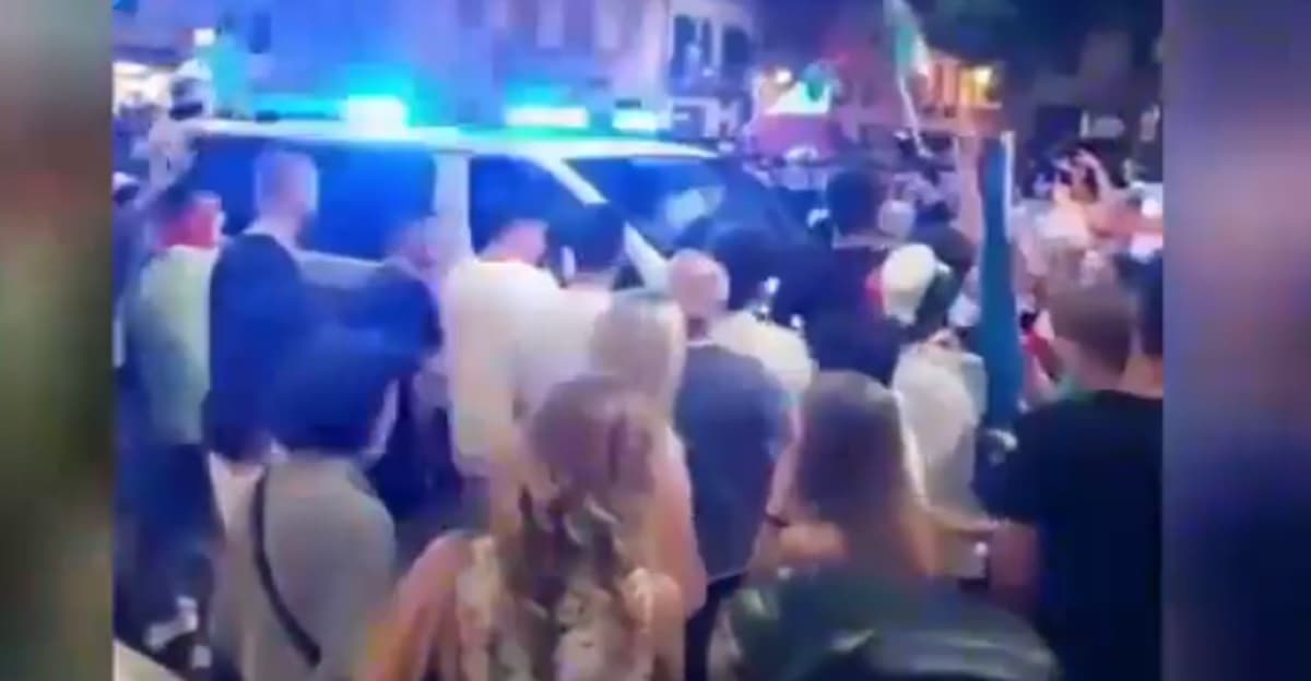 Prato, festa per l'Italia: salgono sul furgone della Municipale e feriscono una vigilessa