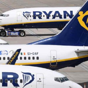 Ryanair e EasyJet: "Sui nostri voli le mascherine rimangono obbligatorie per tutelare la salute di tutti"