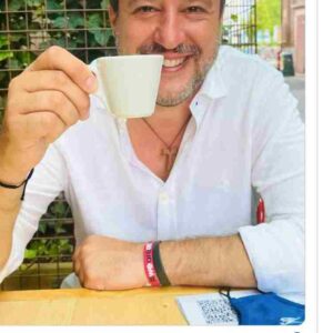 Matteo Salvini e la foto col QR Code sui social: si è vaccinato? Ha il Green Pass?