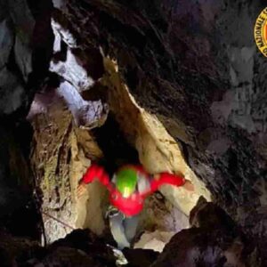 Speleologo salvato dalla grotta a Cimolais: era rimasto bloccato, ha una frattura ma è vivo