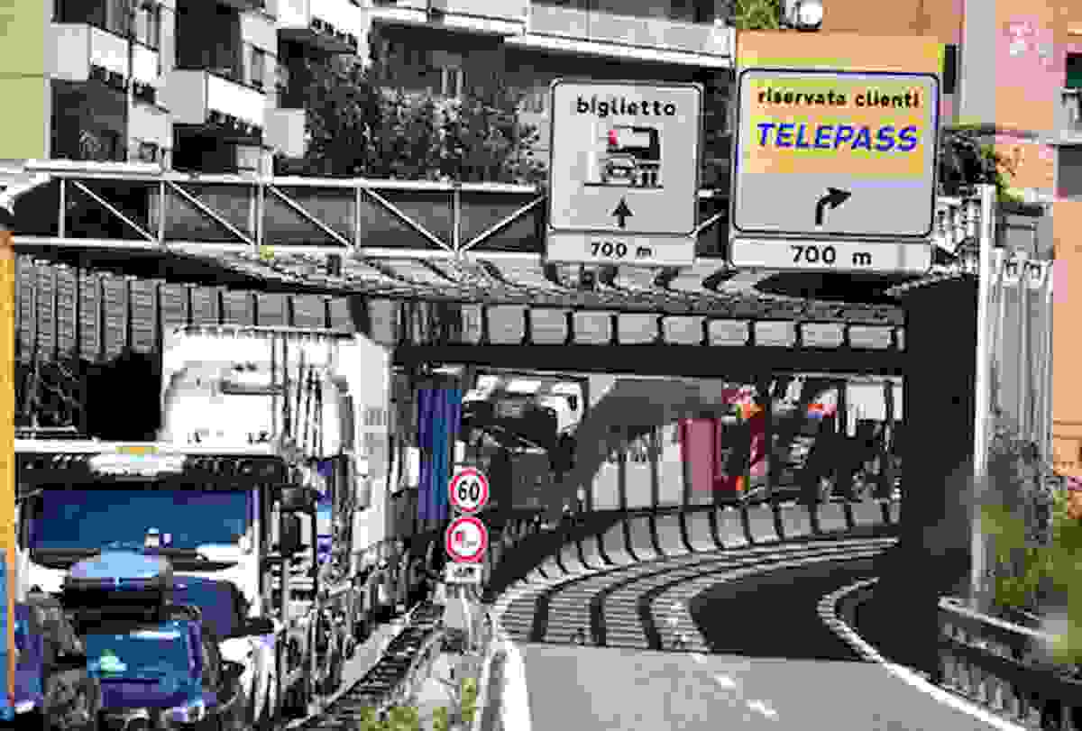 Genova, camionisti scendono dai Tir esasperati dalle code in segno di protesta: è caos in autostrada
