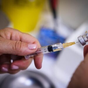 Vaccini, la campagna rallenta sulle prime dosi. Diminuiscono le prenotazioni nella fascia 20-40 anni