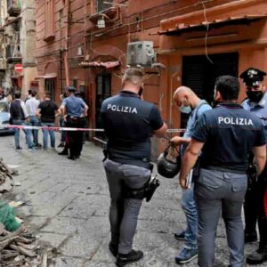 Vigili urbani picchiati a Napoli per aver chiuso una strada: pugni in faccia, naso rotto a un agente