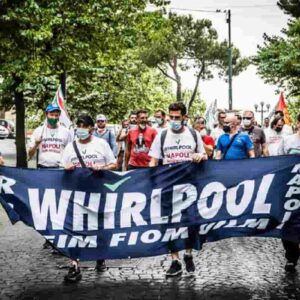 Whirpool, azienda parte con i licenziamenti collettivi a Napoli: "Stabilimento insostenibile"