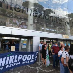 Whirlpool, 200 operai bloccano i binari dell'alta velocità alla stazione di Napoli Centrale