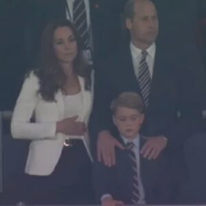 Principe William, Kate Middleton e il piccolo George a Wembley: dalle risate alla delusione VIDEO