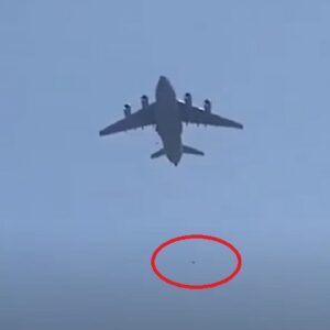 Kabul: due persone precipitano da Boeing in volo VIDEO Tentavano di fuggire dall'Afghanistan
