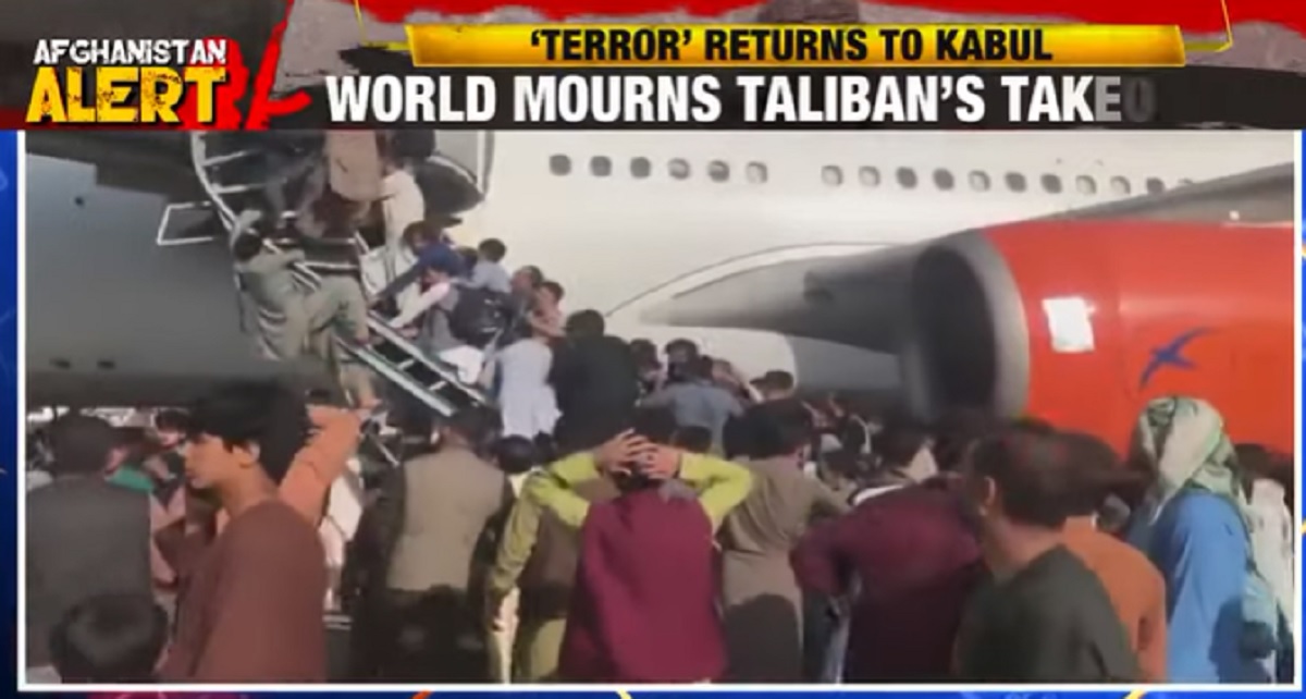 Kabul, assalto all'aeroporto per la fuga dall'Afghanistan: una ragazza muore schiacciata VIDEO