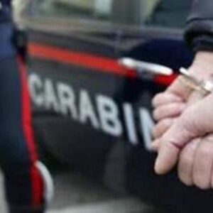 Roveré della Luna, sfonda vetrina e sferra testata al carabiniere: 58enne arrestato, voleva continuare a bere