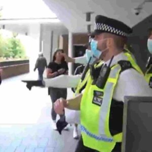 Londra, assalto No Vax alla Bbc: oltre cento manifestanti nello studio televisivo, fermati dalla polizia VIDEO