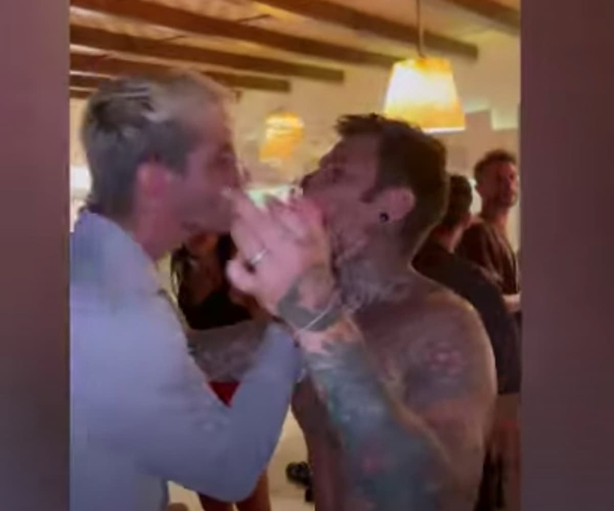 Bacio tra Fedez e Achille Lauro al party di Ferragosto a casa Ferragnez a Porto Cervo VIDEO