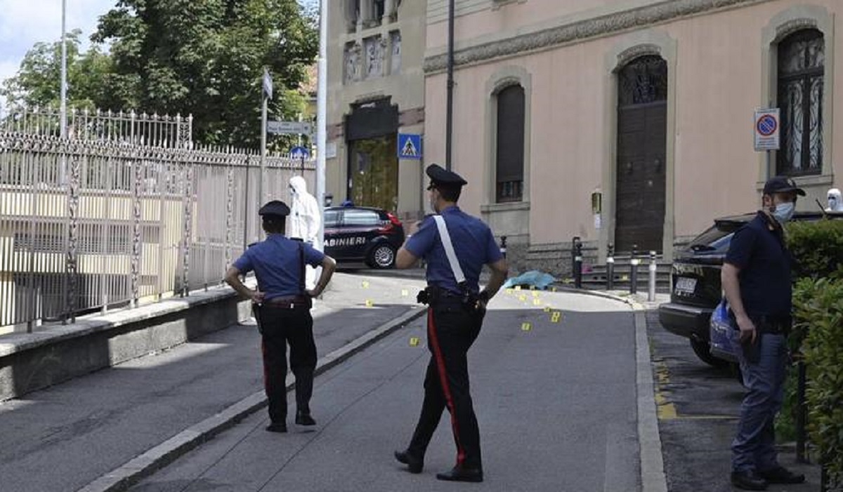 Bergamo, si urtano per sbaglio in strada: parte la lite, uomo ucciso davanti moglie e figlie
