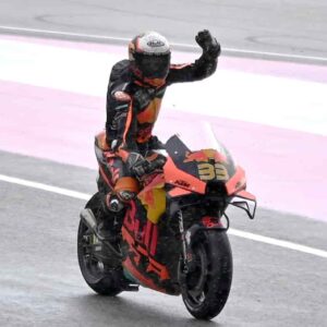 MotoGP Gp d’Austria, vittoria pazza del sudafricano Binder, ovazioni e striscioni per Valentino Rossi