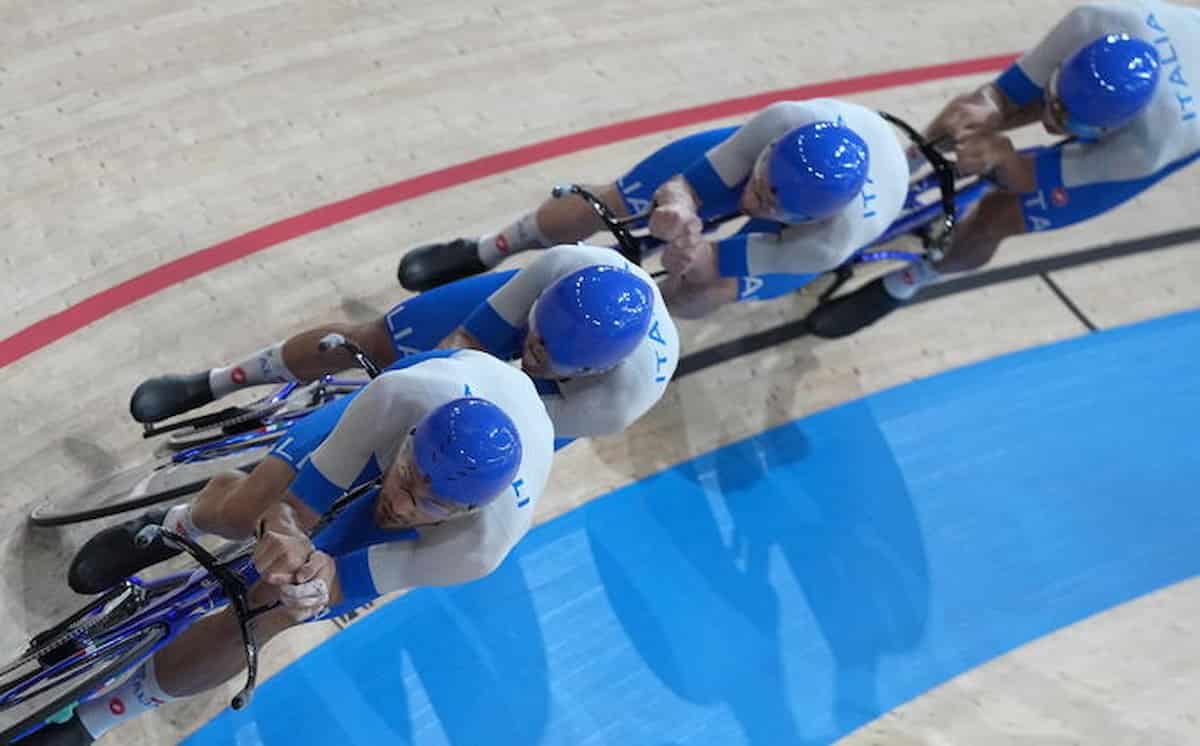 Olimpiadi, ciclismo inseguimento a squadre: Ganna guida i quattro moschettieri all’oro sul podio più alto di Tokyo
