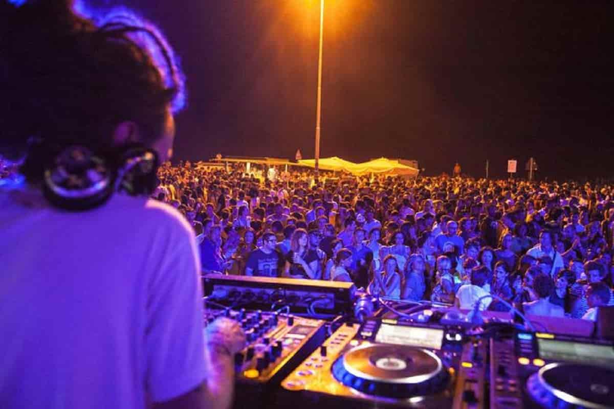 Rimini, discoteca aperta: dentro mille ragazzi in vacanza a ballare come se niente fosse