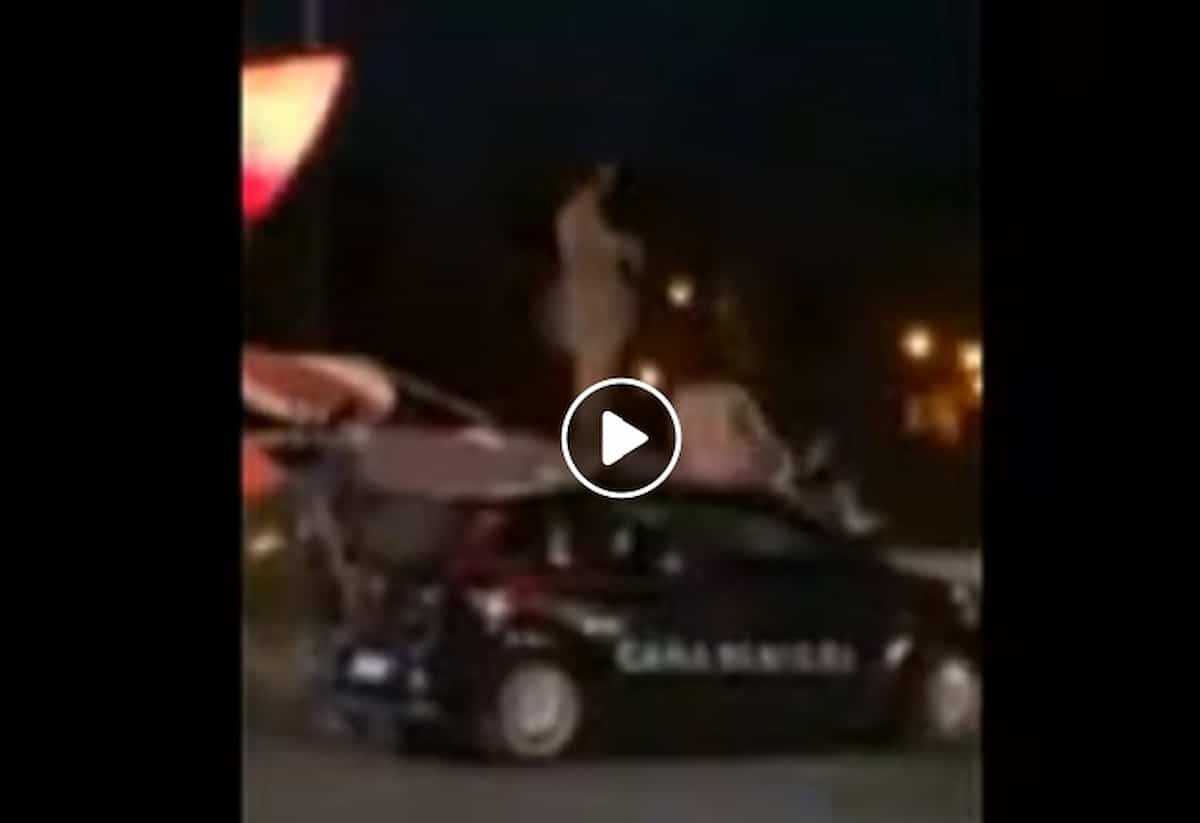 Fiorano Modenese: ballano nudi sulla volante dei carabinieri VIDEO Arrestati due turisti tedeschi