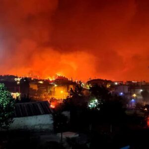 Incendi in Grecia, continua a bruciare l'Attica: oltre mille persone evacuate con i traghetti dall'isola di Evia
