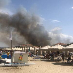 Incendi Pescara e Costa dei Trabocchi: bagnanti in fuga, brucia la pineta dannunziana VIDEO
