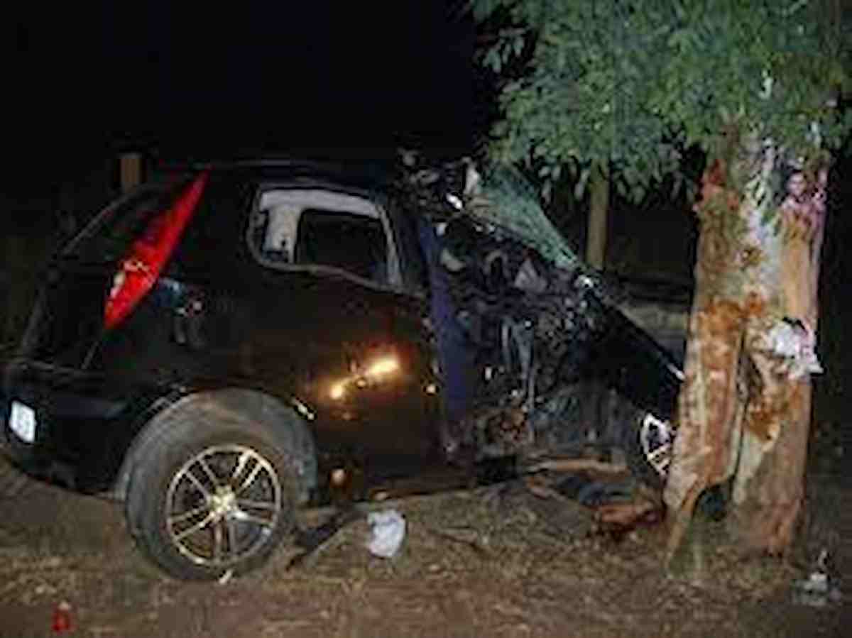 Scarlino (Grosseto): si schianta con l'auto contro albero, morta una 19enne