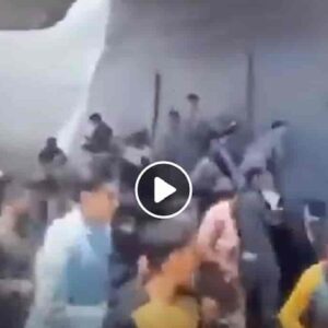 Kabul: il decollo dell'aereo americano con le persone aggrappate nel tentativo di scappare VIDEO