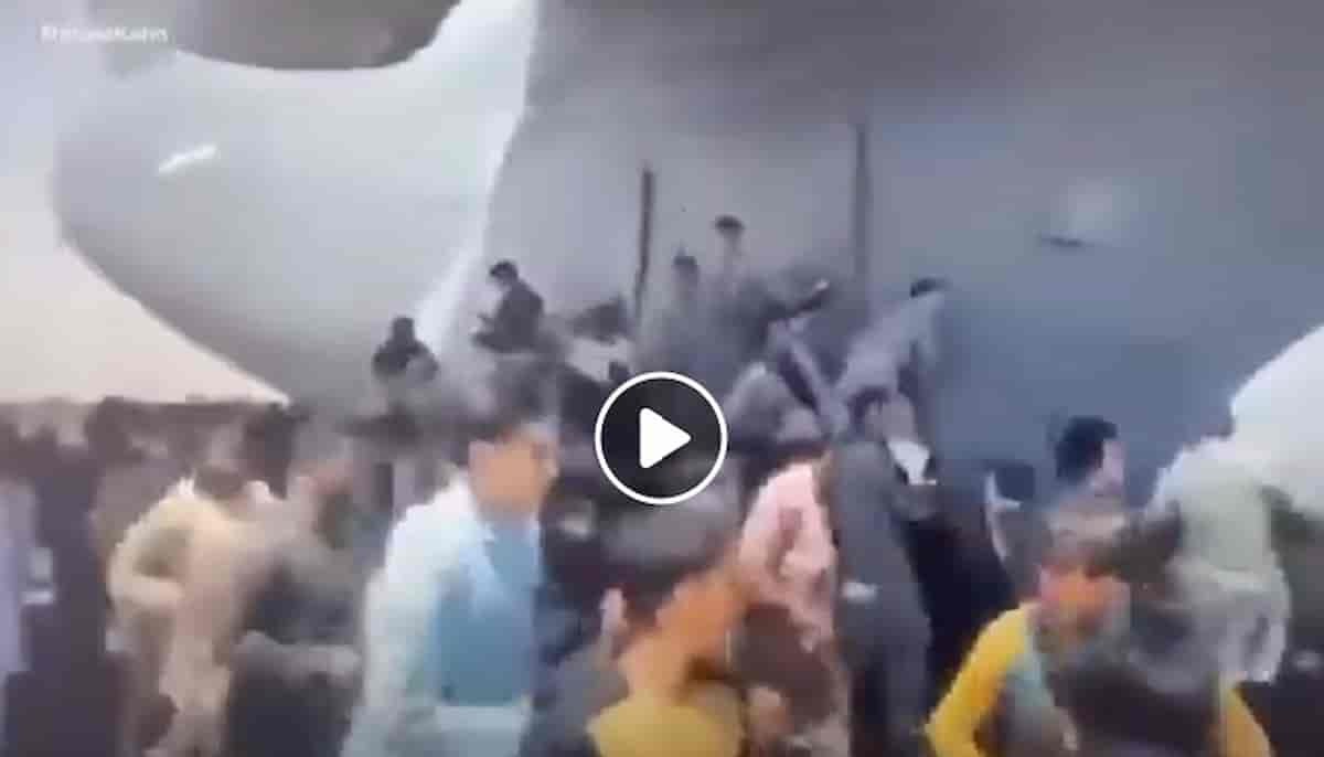 Kabul: il decollo dell'aereo americano con le persone aggrappate nel tentativo di scappare VIDEO