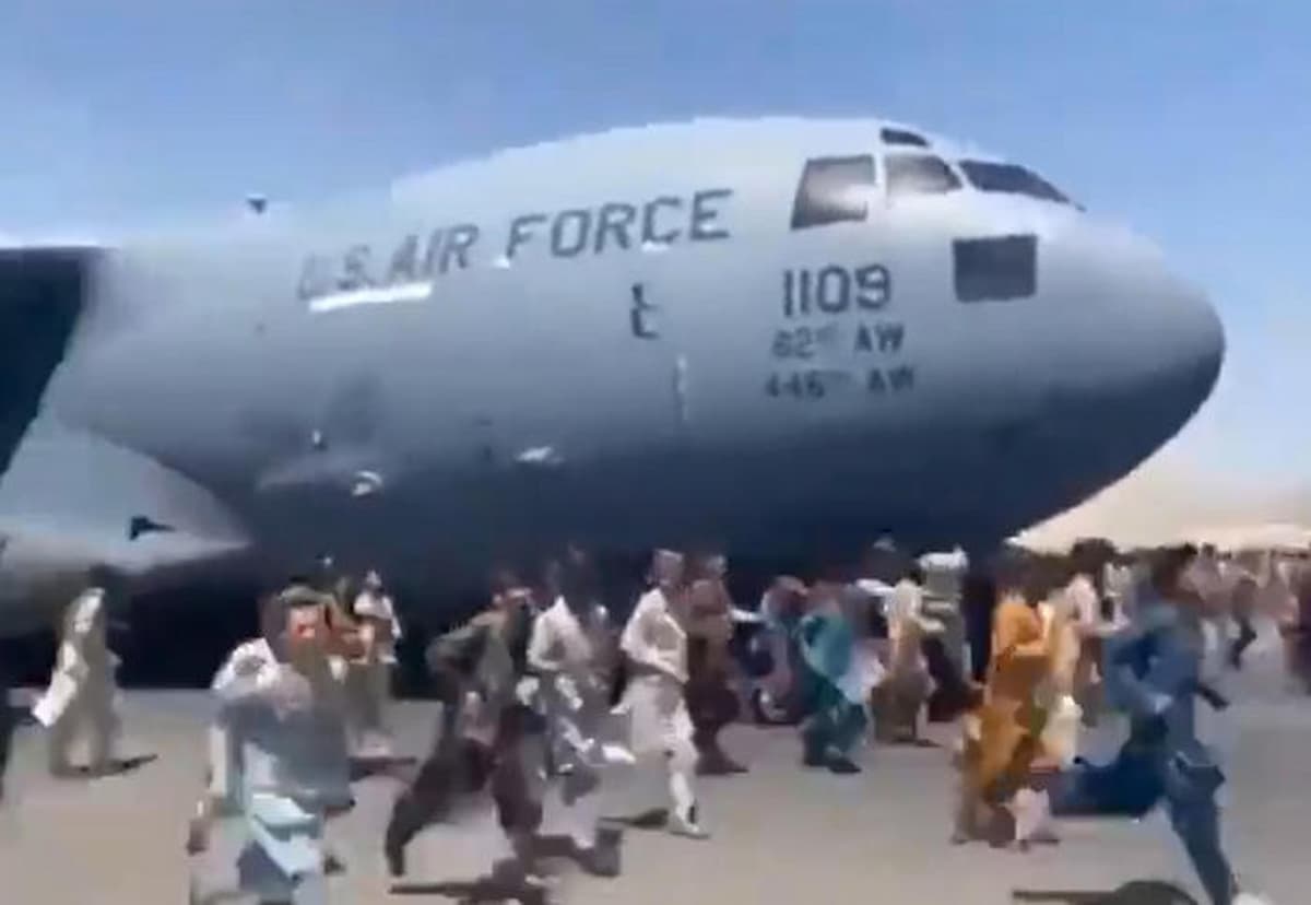 Afghanistan, atterrato a Roma il primo volo da Kabul con italiani e afghani: "Ne seguiranno altri"