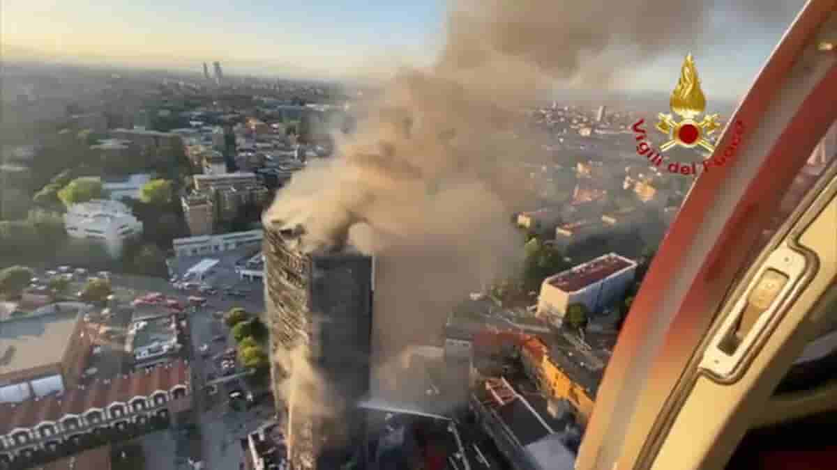 Milano, incendio al grattacielo di via Antonini: Torre del Moro tutta in fiamme, ci abita anche Mahmood VIDEO