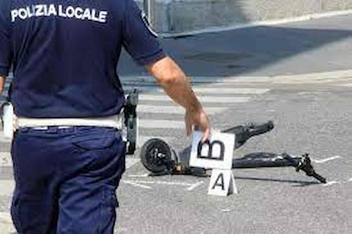 Monopattino investito da scooter a Firenze: morto sul colpo un 27enne, 2 feriti gravi