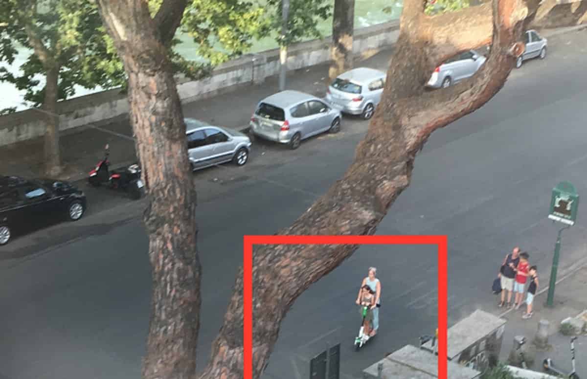 Monopattini, ecco la prova del pericolo: madre con bambina contromano a Roma, senza legge marciapiedi come piste