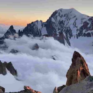 Monte Bianco, alpinista Cristian Garavelli appeso 2 ore sul Dente del Gigante: poi precipita ma si salva