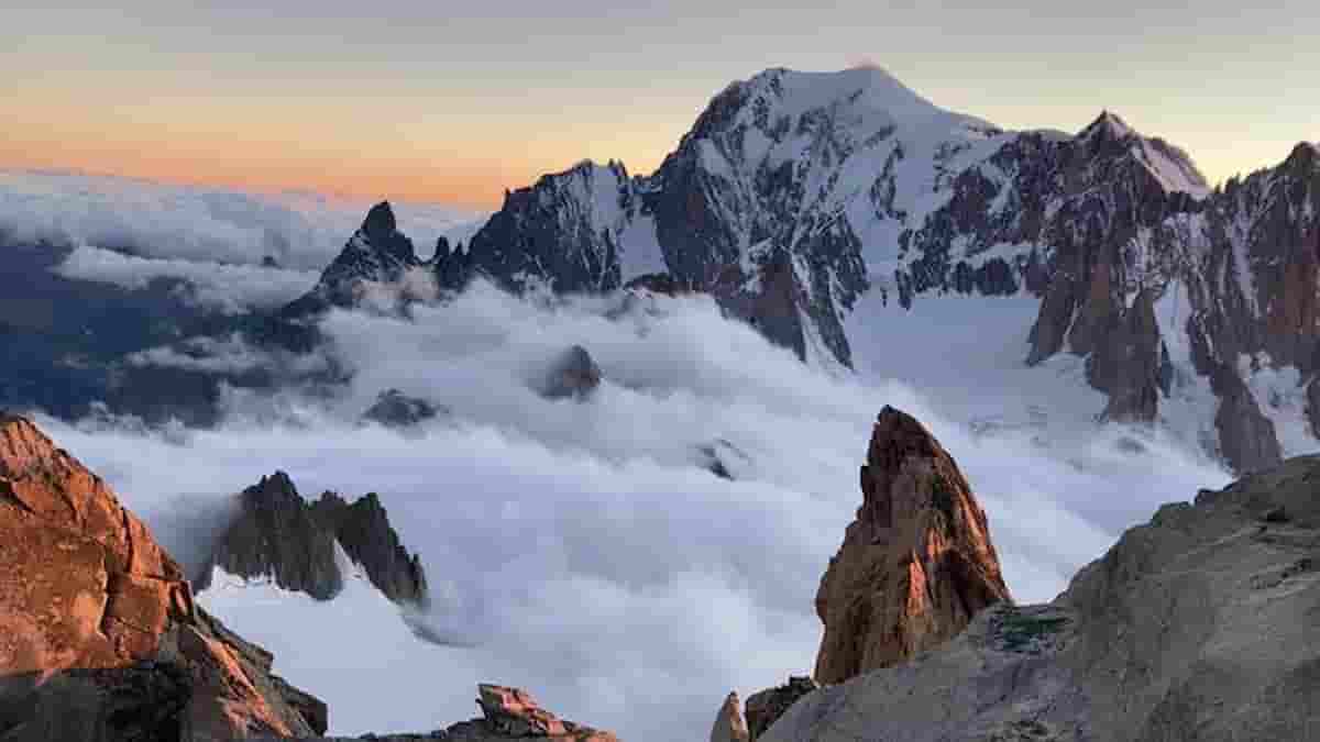 Monte Bianco, alpinista Cristian Garavelli appeso 2 ore sul Dente del Gigante: poi precipita ma si salva