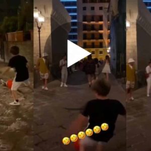 Napoli, padre al figlio: "Ti compro la granita se colpisci con il pallone quella bambina" VIDEO