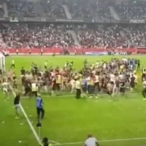 Nizza - Marsiglia, invasione di campo e rissa allo stadio durante il derby della riviera: partita sospesa VIDEO