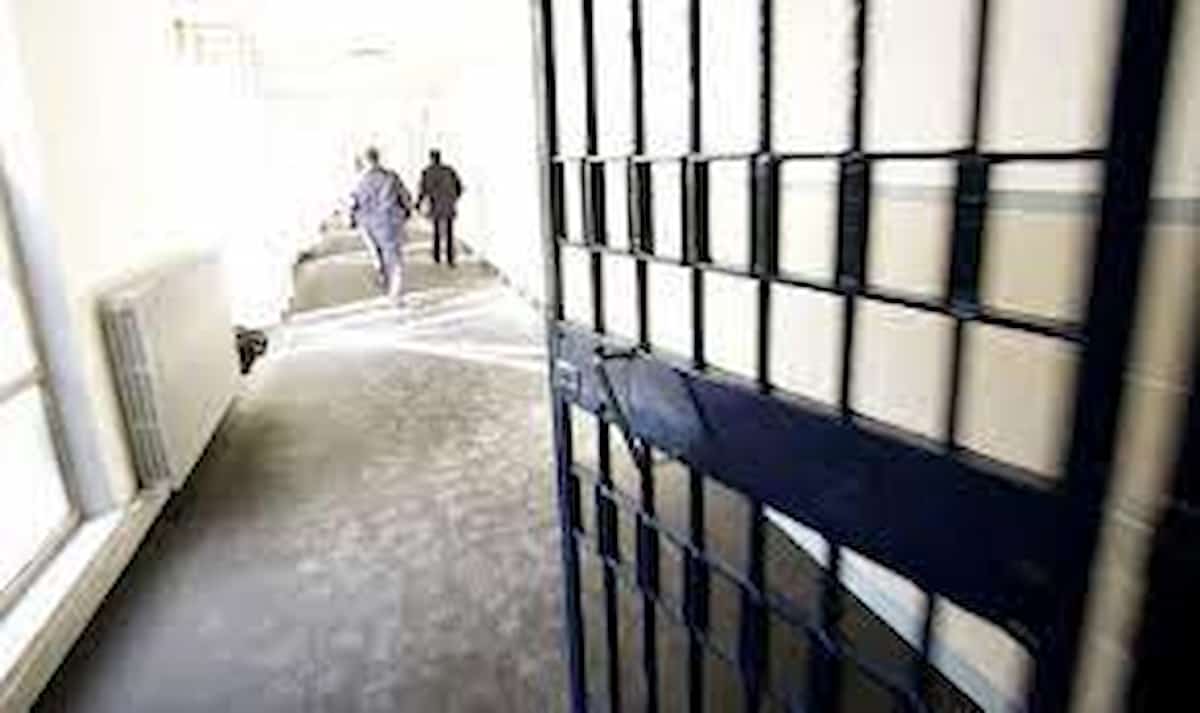 Brindisi, poliziotto aggredito da un detenuto in carcere e ferito con delle lamette