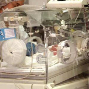 Incinta e no vax, finisce in rianimazione: donna di 31 anni costretta al parto prematuro, anche il bimbo è grave