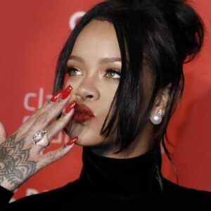 Rihanna miliardaria: 1,7 mld $ il patrimonio, è la pop star più ricca al mondo. Ma non grazie alla musica