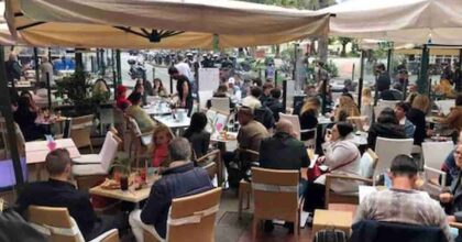 Turismo insostenibile anno 2021, era del covid, Liguria invasa, emergenza continua: folla per l'aperitivo a Santa Margherita Ligure