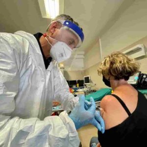 Sardegna, crociata contro i sanitari No Vax: sospesi i primi 57, in totale sono oltre 700