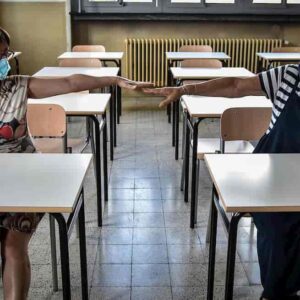 Maestra non vaccinata, 1 ne contagia 26: parabola per i No Green Pass a scuola
