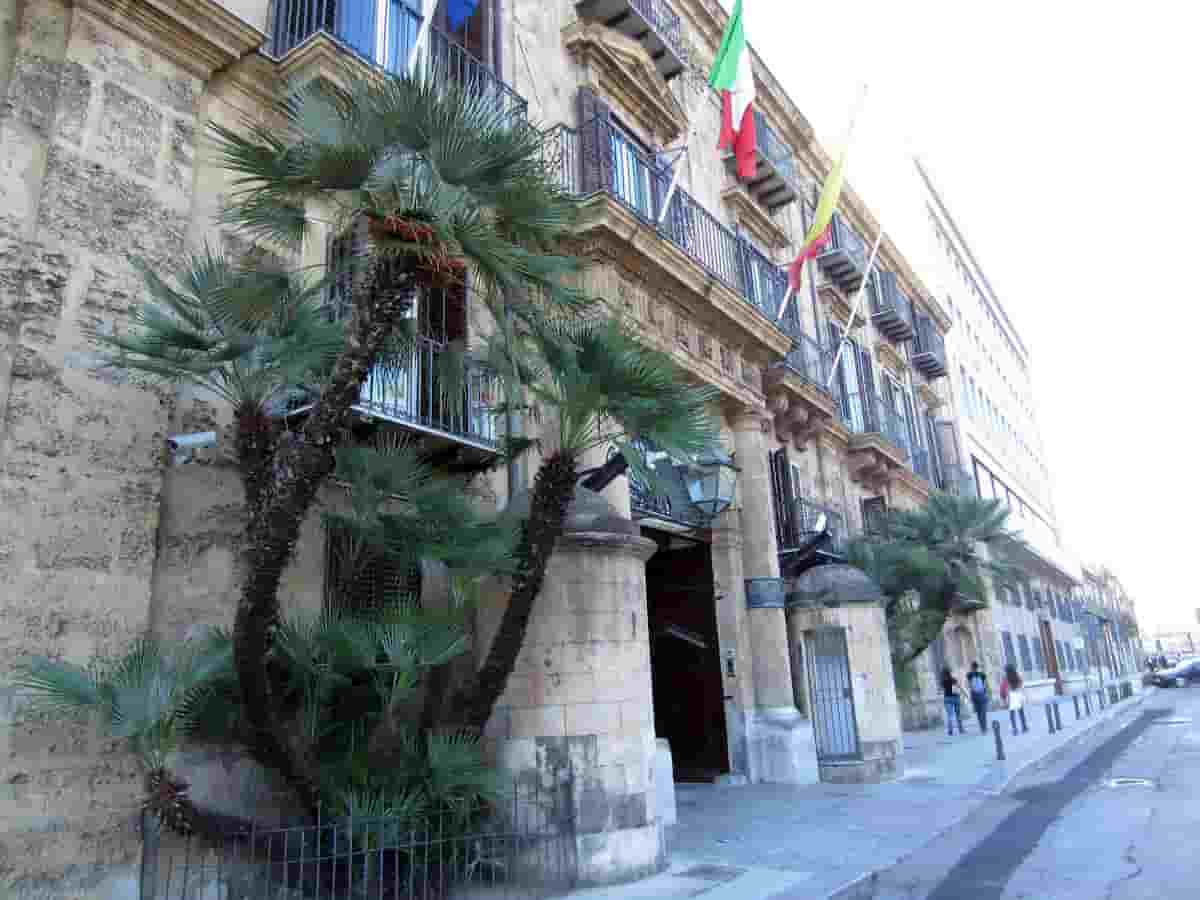Sicilia, negli uffici pubblici solo con il Green pass. L'ordinanza di Musumeci e i divieti per Ferragosto