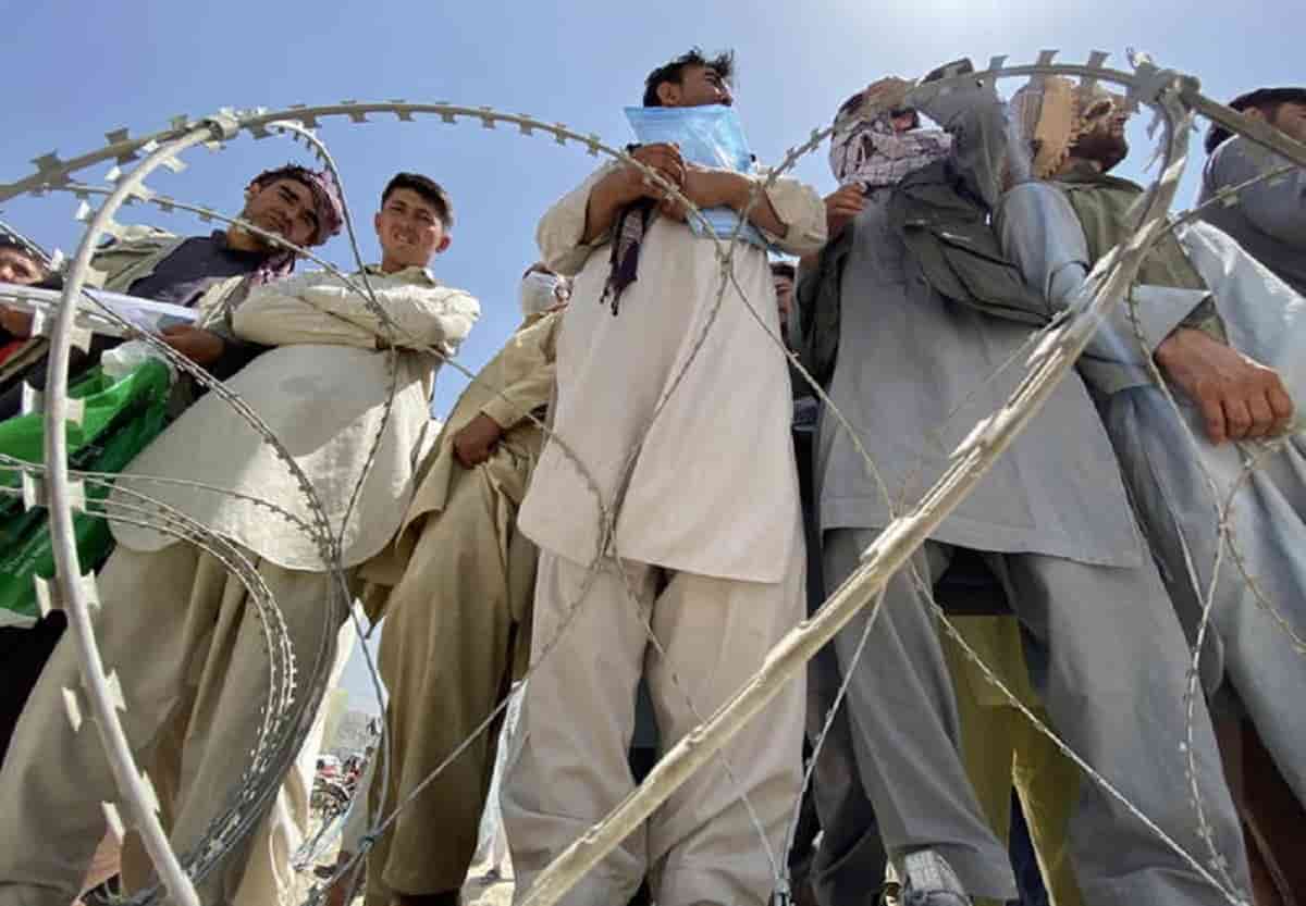 Talebani sparano (di nuovo) sulla folla che sventolava la bandiera afghana e fanno una strage