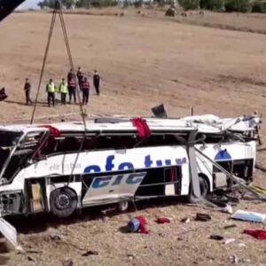 Incidente in Turchia, pullman esce dall'autostrada e rotola giù per un dirupo: 15 morti, 17 feriti VIDEO