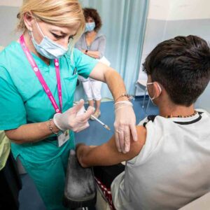 Vaccino Covid a minori, Comitato di Bioetica: "Scelta adolescenti prevale se in contrasto con genitori"